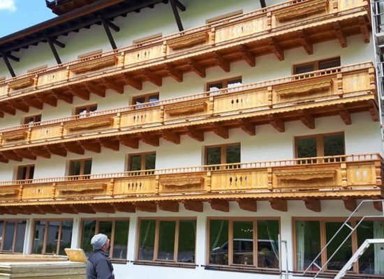 Die Balkone strahlen im neuen Glanz | Hotel in Galtür